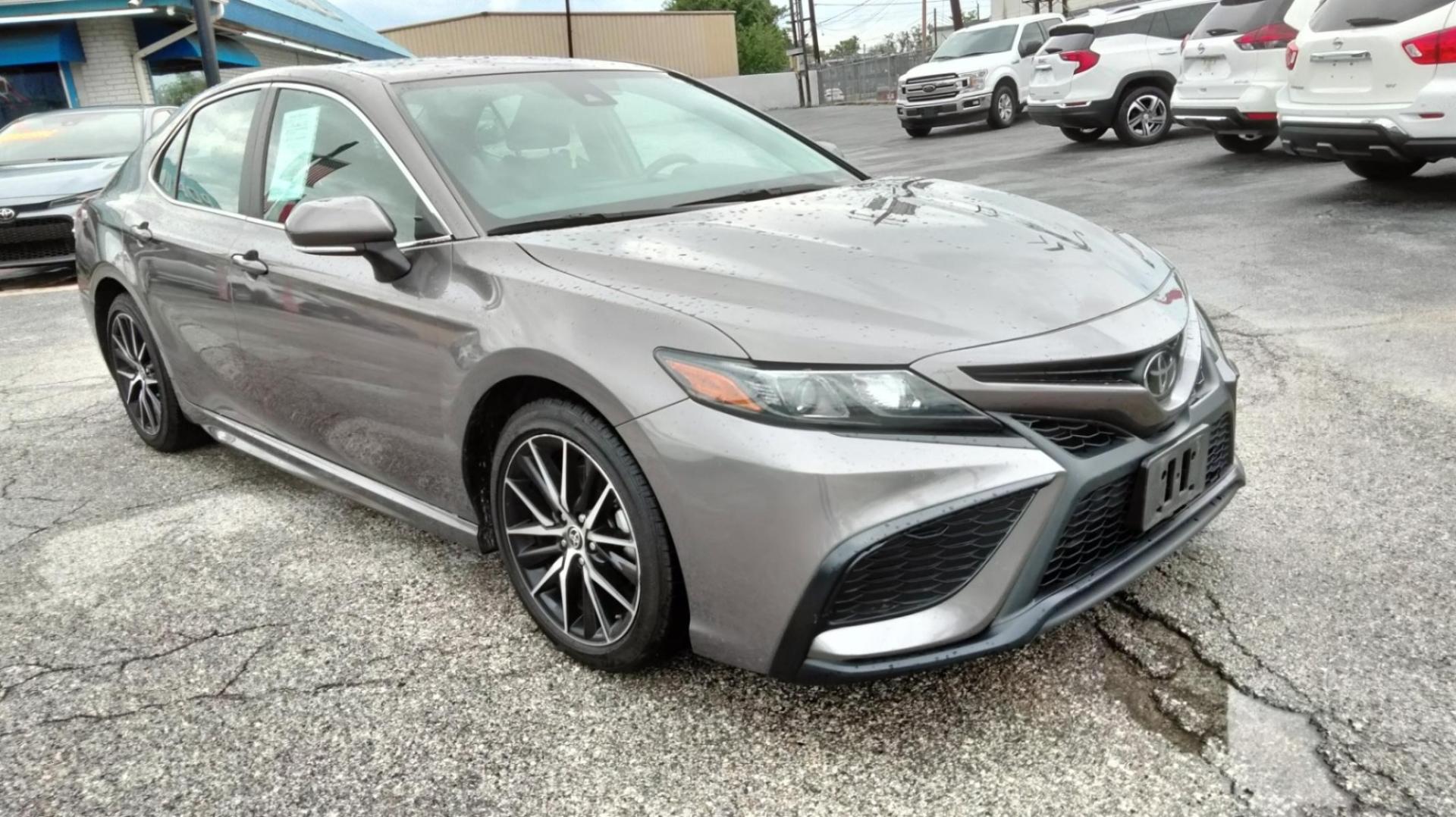 2022 Gray /BLACK Toyota Camry SE (4T1G11AK9NU) with an 2.5L L4 DOHC 16V engine, 8A transmission, located at 1842 Wirt Road, Houston, TX, 77055, (713) 973-3903, 29.805330, -95.484787 - Photo#6